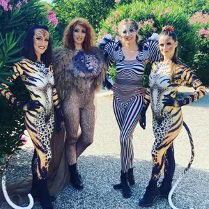 Lolipop spectacle de rue déambulation animaux savane lion tigre zèbre danseuses