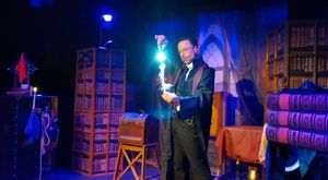 One man show magique avec Sébastien ladruze Magicien, dans le spectacle La Maison Fantastique présentation d'un numéro poétique