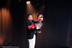 julien rouge ventriloque en soirée cabaret à l'audacieux