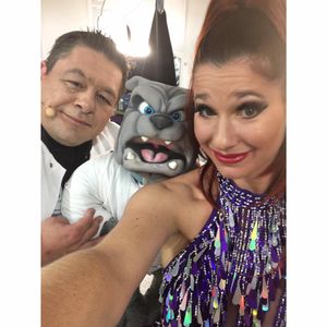 julien rouge ventriloque avec une danseuse de cabaret