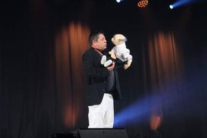 sacré raymond ventriloque en soirée cabaret