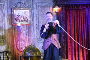 Spectacle de magie L explorateur, un spectacle pour enfants et adultes présenté par  Sébastien ladruze et Alice Fourmy dans l'Yonne 89, en Seine et marne 77, L'aube 10, Saône et Loire 71, cote d'or 21, Nièvre 58, Loiret, les Yvelines 78, Essonne 91, val de marne 94
