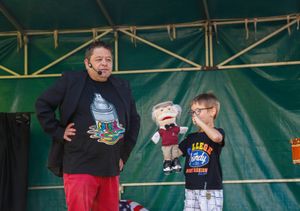 julien rouge le ventriloque en arbre de noël avec les apprentis de la ventriloquie