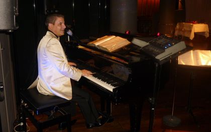 Photo de  CHANTEUR /ANIMATEUR/SHOWMAN ET PIANISTE/ A M /VAR/  /PARIS