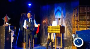 One man show magique avec Sébastien ladruze Magicien, dans le spectacle La Maison Fantastique présentation d'un numéro avec le public
