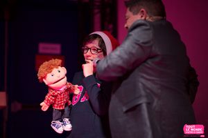 julien rouge ventriloque en arbre de noël pour l'association tous contre le cancer