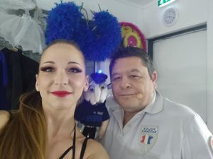 julien rouge ventriloque en policier en soirée cabaret 