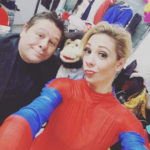 julien rouge ventriloque avec spider man en arbre de noël