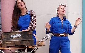 Photo de Les Enjoliveuses Spectacle, Chanteuses Orgue de Barbarie / PARIS IDF