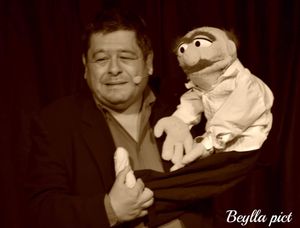 julien rouge en mode ventriloquie dans l'hérault