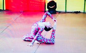 Photo de Irèna danseuse contorsionniste artiste aérienne au tissu / Paris