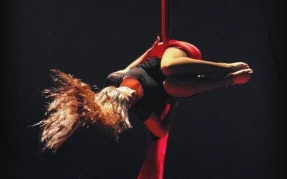 Photo de CONTORSIONNISTE - TRAPEZISTE - EQUILIBRISTE - TISSUS AERIENS 