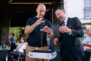 magicien close-up pour un mariage, un séminaire, un anniversaire, repas de famille, inauguration avec Sébastien ladruze dans l'Yonne 89, en Seine et marne 77, L'aube 10, Saône et Loire 71, cote d'or 21, Nièvre 58, Loiret, les Yvelines 78, Essonne 91, val de marne 94