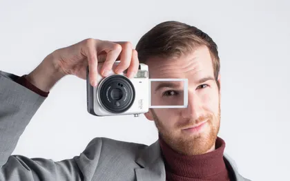 Photo de Ugo avec un H le Magicien Polaroïd Paris Plus fort qu'un Photobooth