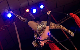 Photo de Chrystal danseuses cabaret, échassière, cracheuse de feu - Marseille