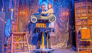 One man show magique avec Sébastien ladruze Magicien, dans le spectacle La Maison Fantastique présentation d'un numéro de la voiture volante avec un enfant