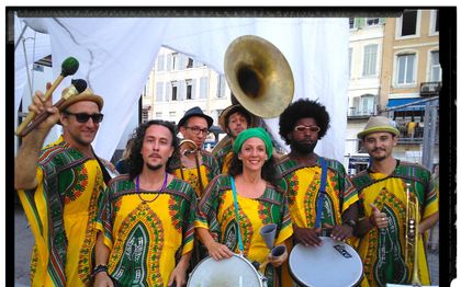 Photo de KAIA ARTS / ICI MAIME - animations de rue, musique et danse
