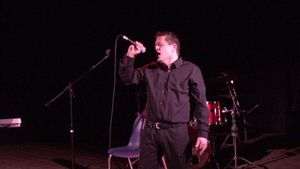 julien rouge sur scène en chanteur