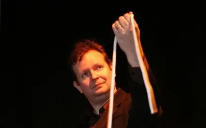 Photo de John FIKS - Magicien fantaisiste en scène/salon, close-up, cabaret.