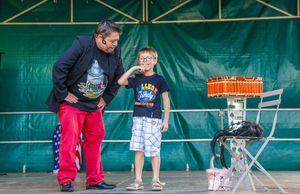 un apprenti de la ventriloquie avec julien rouge