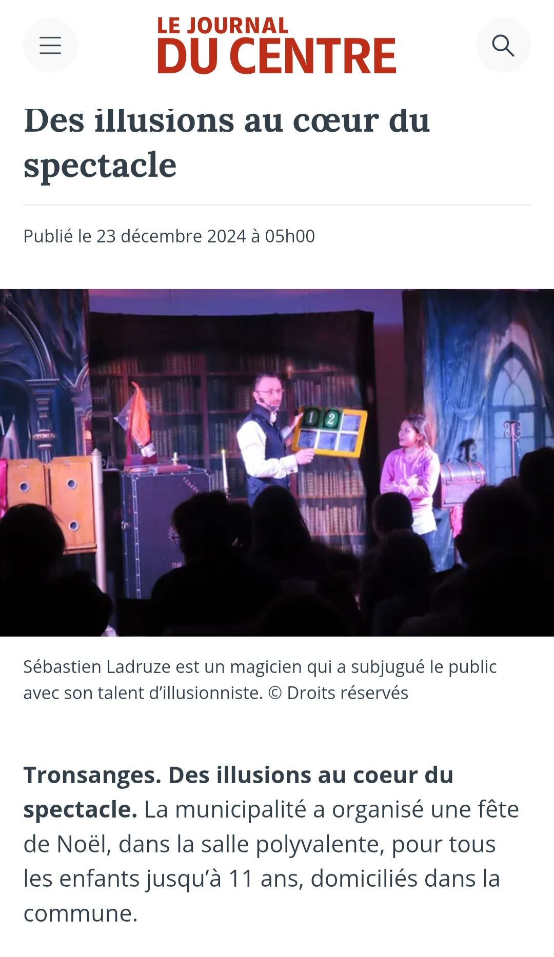 Extrait de presse du One man show magique avec Sébastien ladruze Magicien, dans le spectacle La Maison Fantastique lors de la présentation d'un numéro avec le public