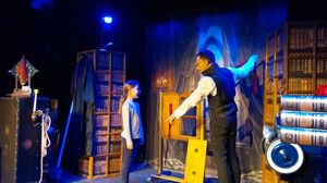 One man show magique avec Sébastien ladruze Magicien, dans le spectacle La Maison Fantastique présentation d'un numéro avec le public