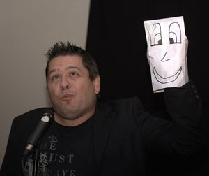 la marionnette du voyage de julien rouge le ventriloque
