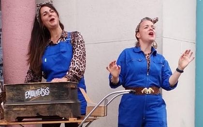 Photo de Les Enjoliveuses Spectacle, Chanteuses Orgue de Barbarie / PARIS IDF