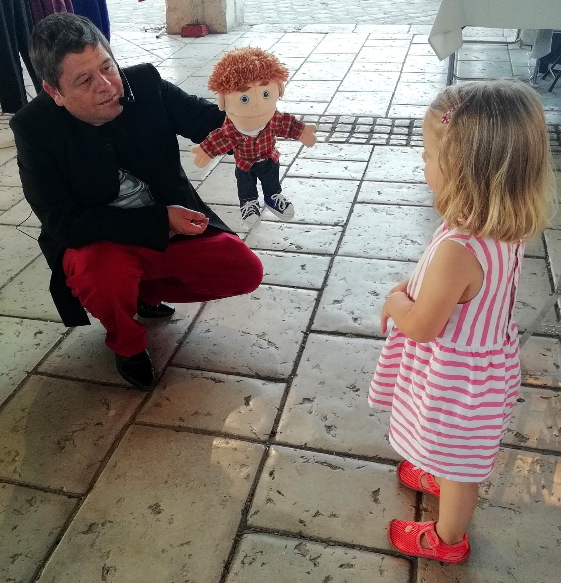 julien rouge ventriloque en déambulation