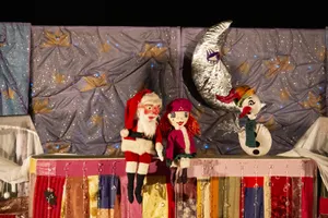 Les Marionnettes des Sornettes - Catastrophe au pays du Père Noël : ses bottes ont disparu !
Aidé de ses amis, il les retrouve enfin et peut faire sa tournée. Fatigué, il s’endort dans la forêt. Hélas, à son réveil : plus de hotte !
La fête de Noël aura-t-elle bien lieu ?
2 versions disponibles : 0-3 ans // 3-6 ans et plus