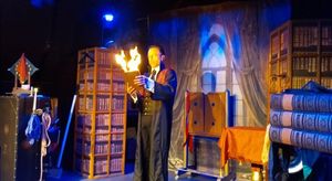 One man show magique avec Sébastien ladruze Magicien, dans le spectacle La Maison Fantastique présentation du livre en feu