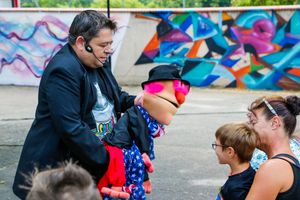 julien rouge ventriloque en déambulation 