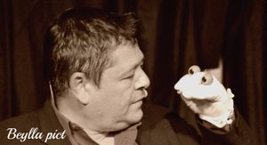 julien rouge ventriloque en mode émotion