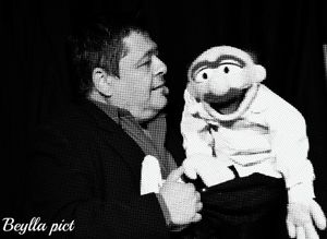 Raymond en noir et blanc avec julien rouge ventriloque 