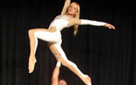 Photo de DUO ACROPOLE - SPECTACLE DE CONTORSIONS - ACROBATE - STE COLOMBE DE VILLENEUVE