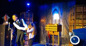 One man show magique avec Sébastien ladruze Magicien, dans le spectacle La Maison Fantastique présentation d'un numéro avec le public