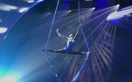 Photo de Cécile, artiste de cirque, tissu aérien, cerceau, echasses, bulle