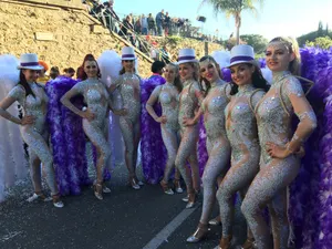 Lolipop danseuses professionnelles plumes cabaret revue corso déambulation spectacle de rue carnaval fête du citron Menton Bormes les mimosas 