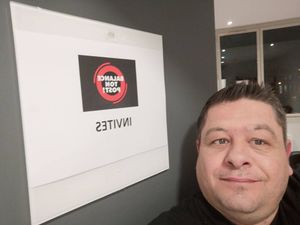 julien rouge dans les loges de tpmp sur c8