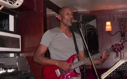 Photo de Chanteur, Chanteuse et guitariste pour fêtes et cérémonies / PARIS