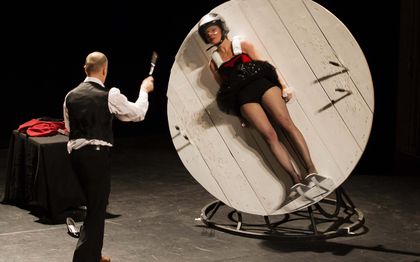 Photo de Spectacle de lancer de couteaux - Compagnie Cétacé