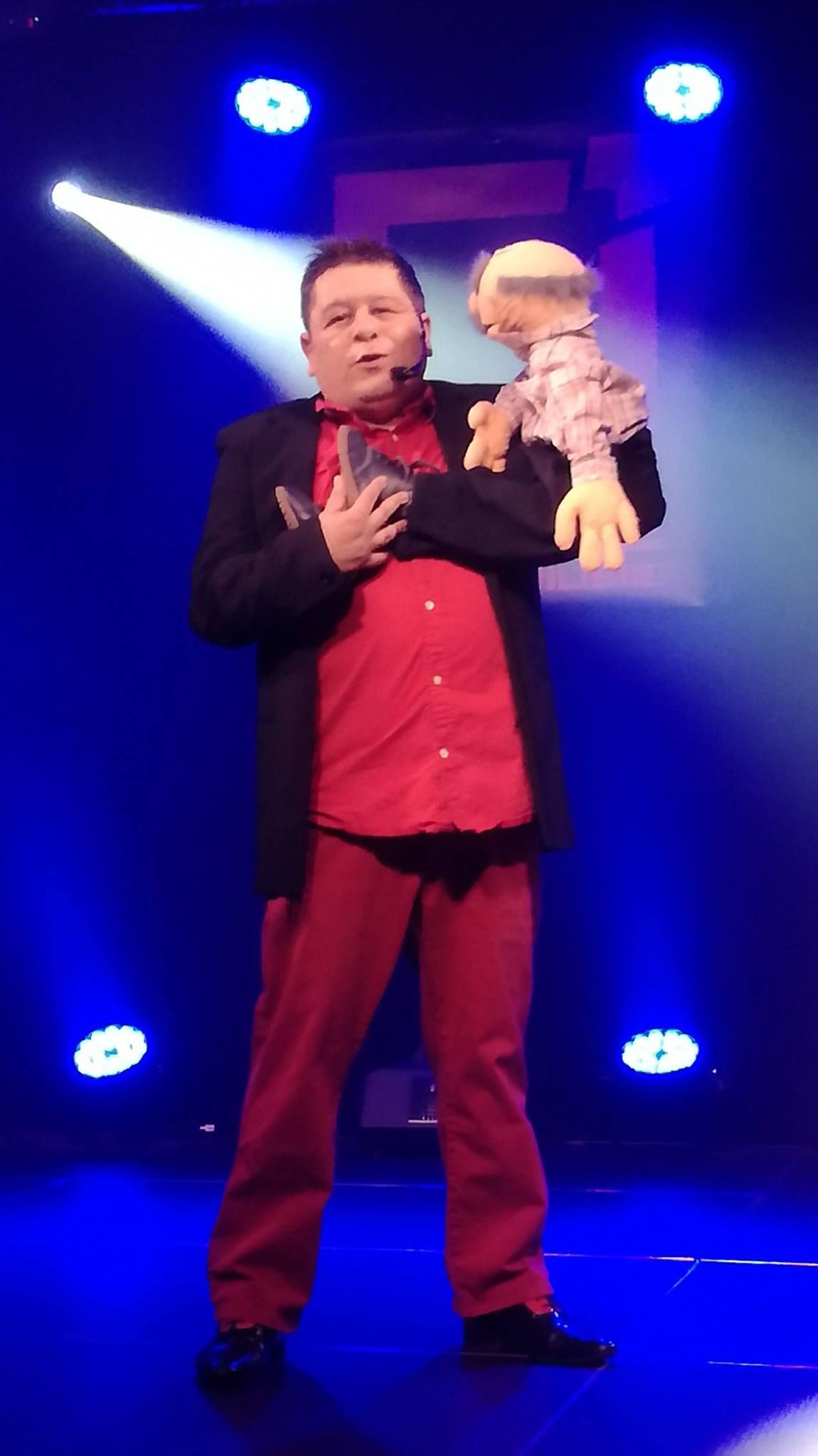 julien rouge ventriloque avec raymond en soirée cabaret