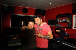 julien rouge ventriloque en studio d'enregistrement