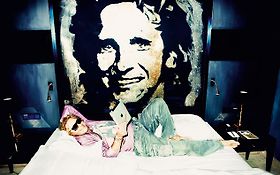 Photo de Live Gluing - Glitter Painting - Peintre performer - MICHAEL RAIVARD