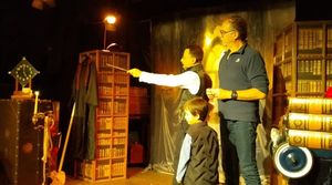 One man show magique avec Sébastien ladruze Magicien, dans le spectacle La Maison Fantastique présentation d'un numéro avec le public