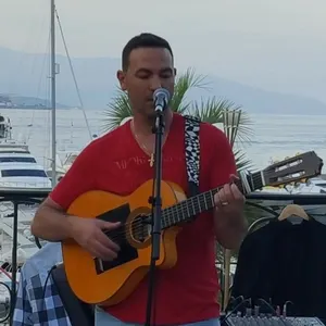 Guitariste chanteur Gipsy de la Côte d'Azur