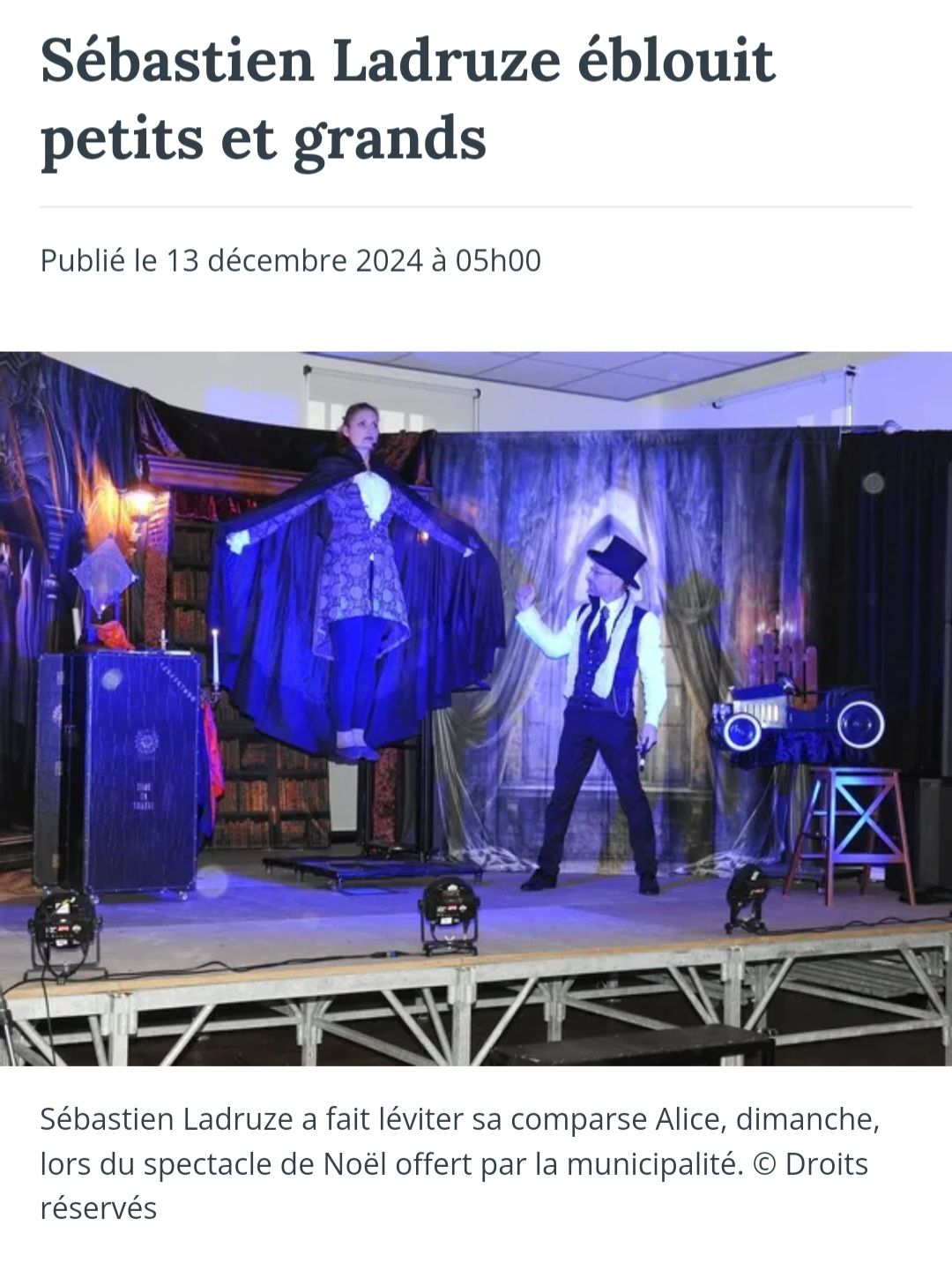 Extrait de presse du spectacle de grandes illusions avec Sébastien ladruze Magicien, dans le spectacle La Maison Fantastique lors de la présentation de la lévitation d'Alice sa partenaire
