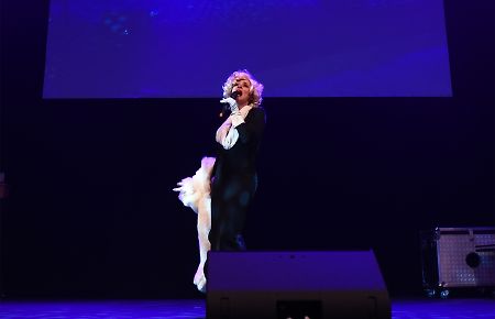 Sylvie Comanzo, chanteuse comédienne humoriste auteure Rhône-Alpes