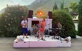 Live en Grèce - Quatuor (chanteuse, guitariste/pianiste, saxophoniste/bassiste, batteur/bassiste)