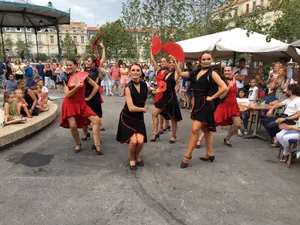 Lolipop danseuses professionnelles espagne sevillanes flamenco gypsi corso déambulation spectacle de rue carnaval fête sete